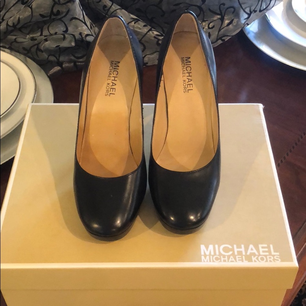 Black leather Michael Kors pump